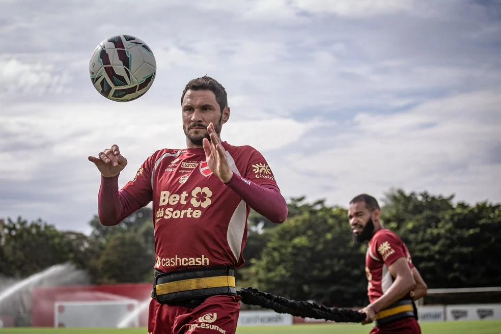 Tiago Pagnussat em treino do Vila Nova — Tiago Pagnussat