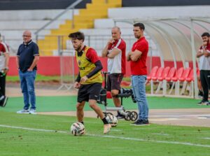 Tencati Botafogo-SP observa treino do elenco
