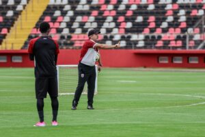 Técnico durante treino e reflexo do jejum do Botafogo-SP