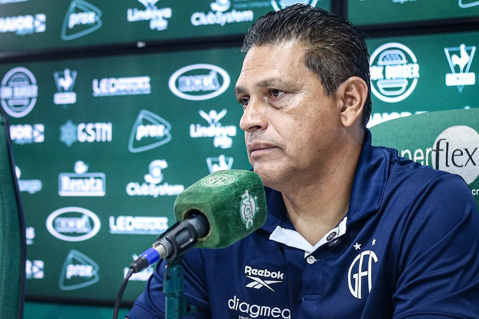 Elio Sizenando, técnico do Guarani, durante partida