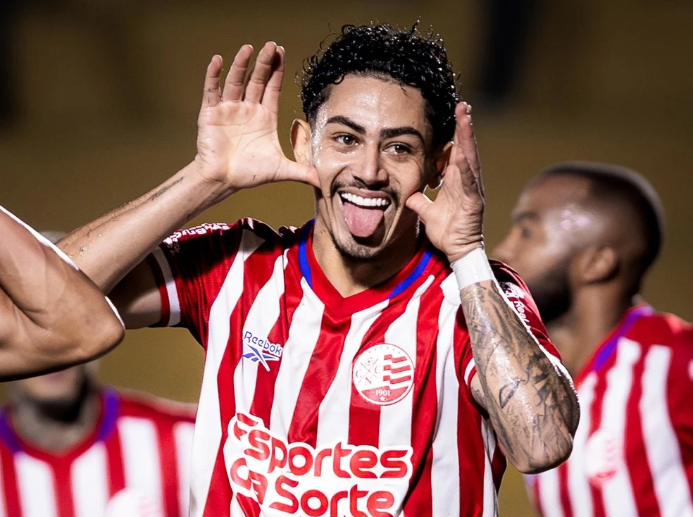 Dodô no Náutico comemorando gol contra o Novorizontino