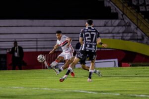 Gabriel Inocêncio em ação pelo Botafogo-SP