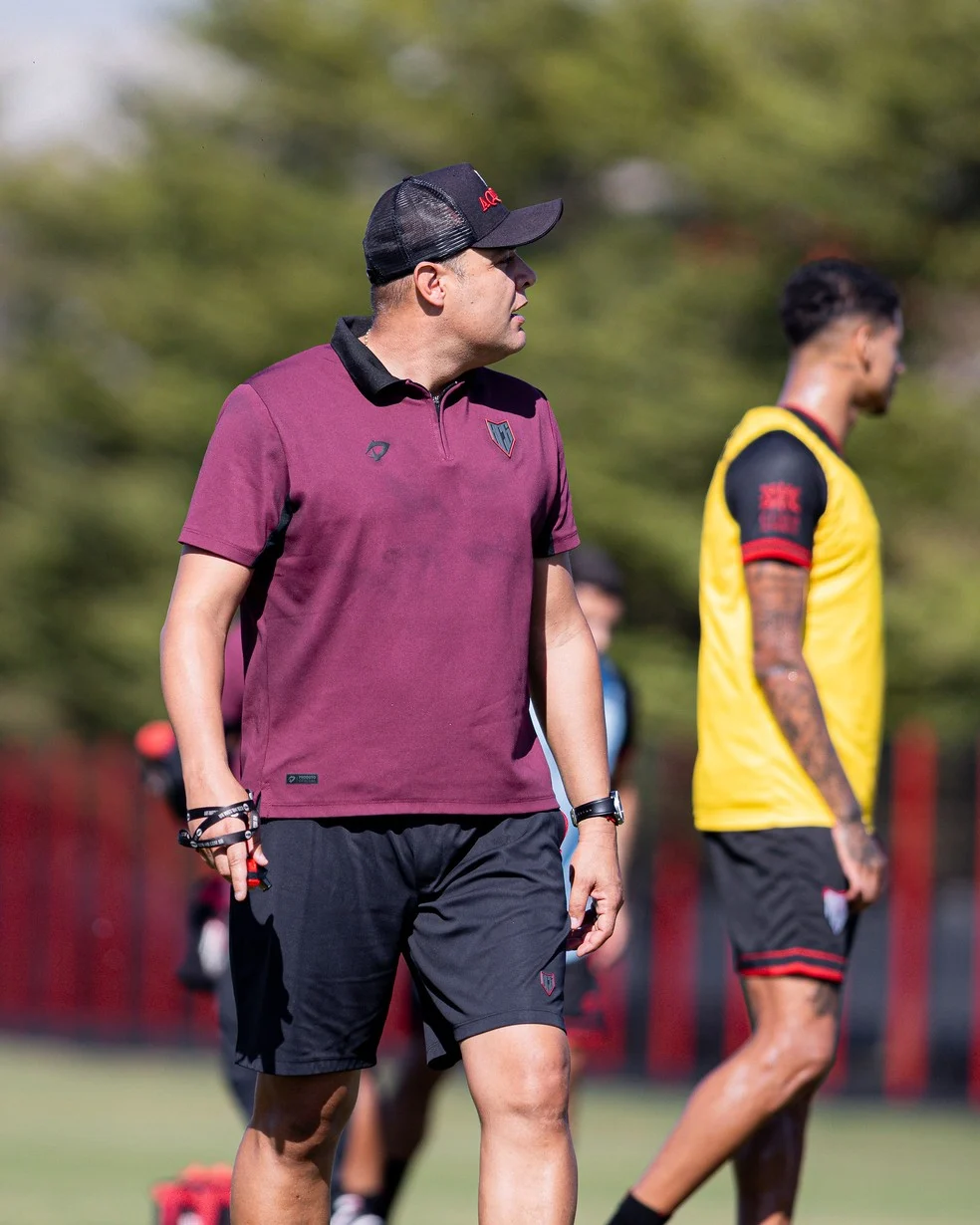 Renan como técnico do Atlético-GO durante atividade no clube