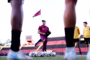 Márcio Goiano em treino do Sport — manutenção do Sport em pauta