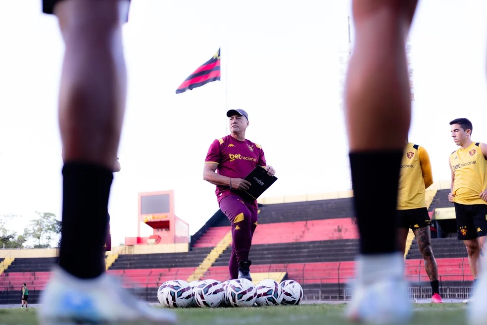Márcio Goiano em treino do Sport — manutenção do Sport em pauta