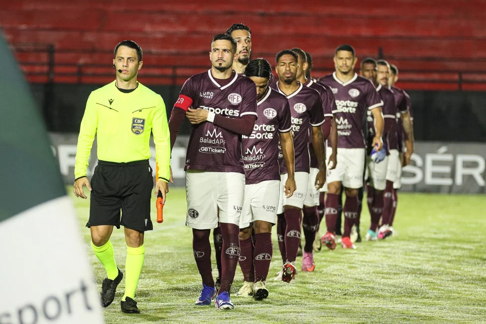 Vitor Barreto comemorando gol que colocou a Ferroviária no G-8 da Série C