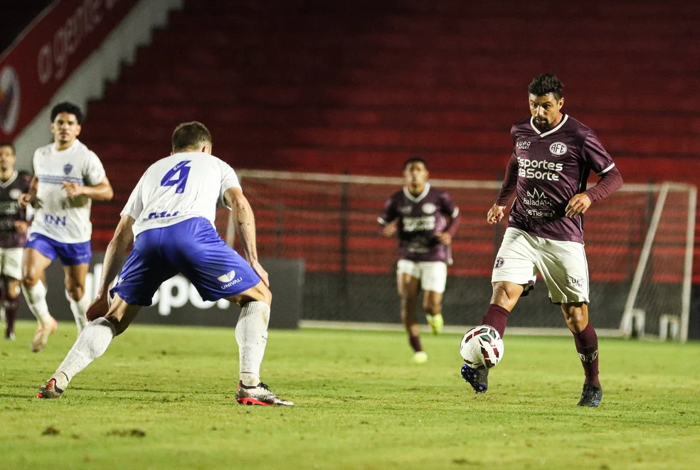 Jogadores comemoram vitória da Ferroviária