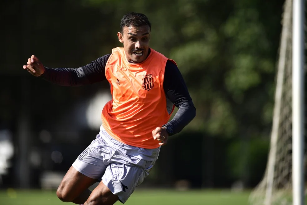 William Pottker em treino da Ponte Preta — Pottker se cobra