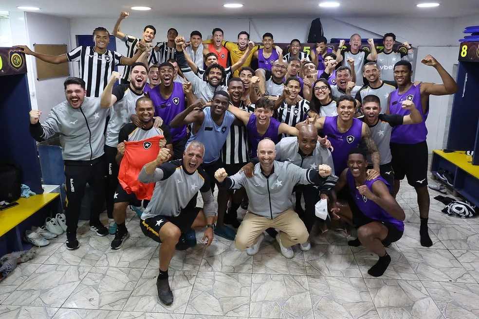 Jogadores do Botafogo Sub-20 comemoram