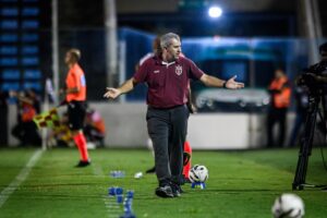 Três zagueiros do Botafogo-SP em ação — Cláudio Tencati
