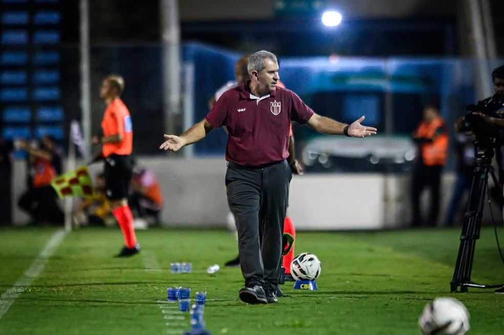 Três zagueiros do Botafogo-SP em ação — Cláudio Tencati