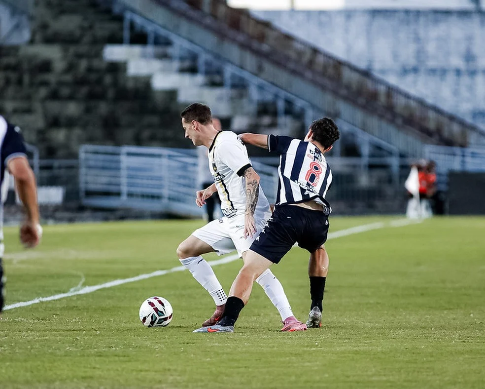 Defesa do Botafogo-PB em ação no Almeidão