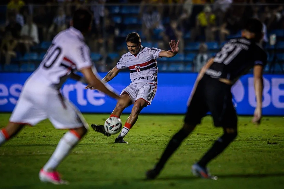 Rafael Gava cobrando falta que resultou no gol