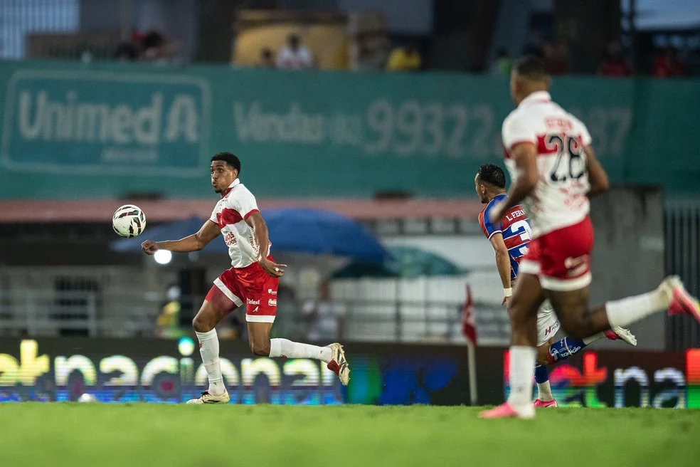 Wallace improvisado na lateral-direita pelo técnico Eduardo Barroca — CRB x Fortaleza