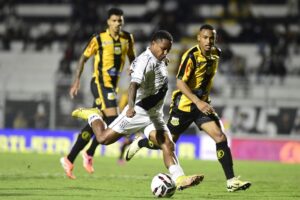 Torcida e jogadores da Ponte Preta após lance decisivo — crise da Ponte Preta