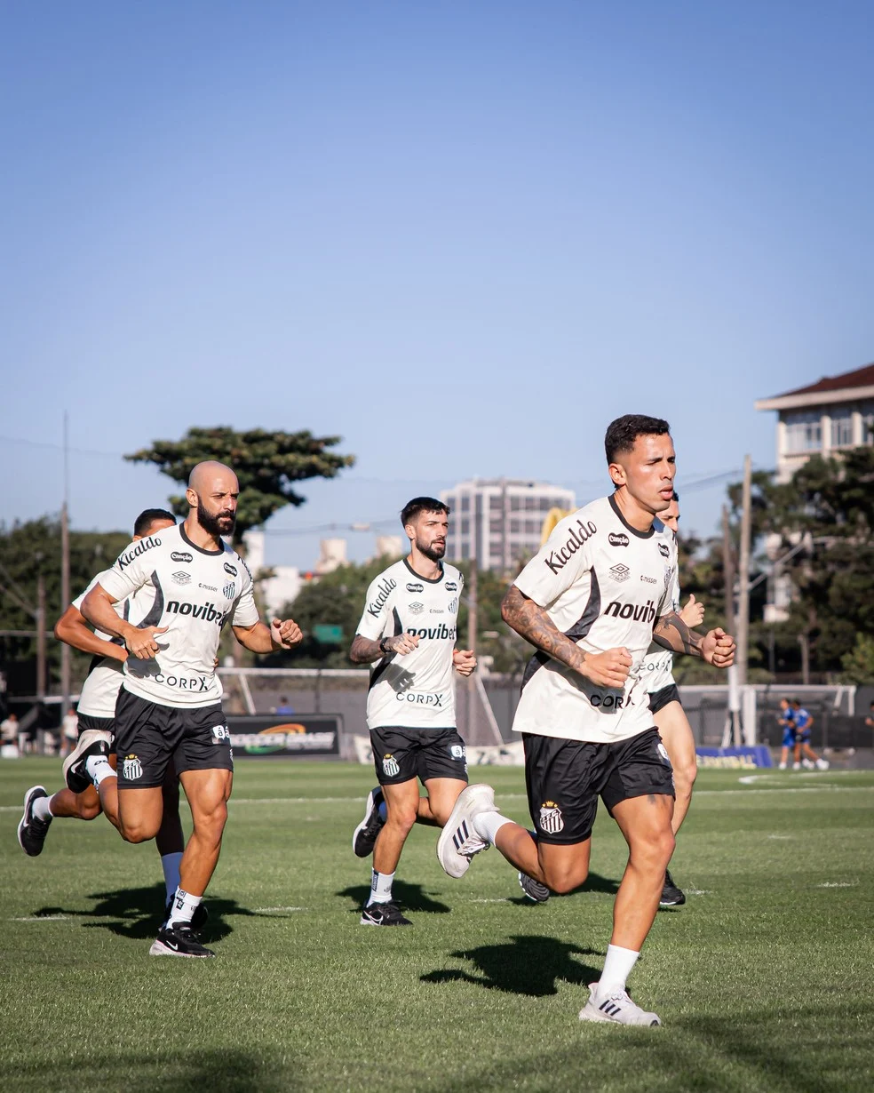 Jogadores do Santos durante treino no CT Rei Pelé - Santos treina sem quatro