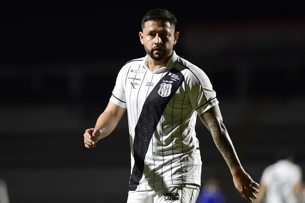 Elvis lamenta situação da Ponte Preta durante jogo