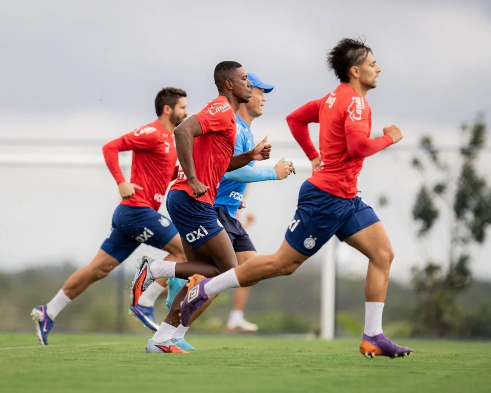 Everaldo, Kanu e Acevedo durante o primeiro treino com bola