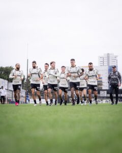 Elenco do Santos em treino no CT Rei Pelé — intertemporada em Portugal