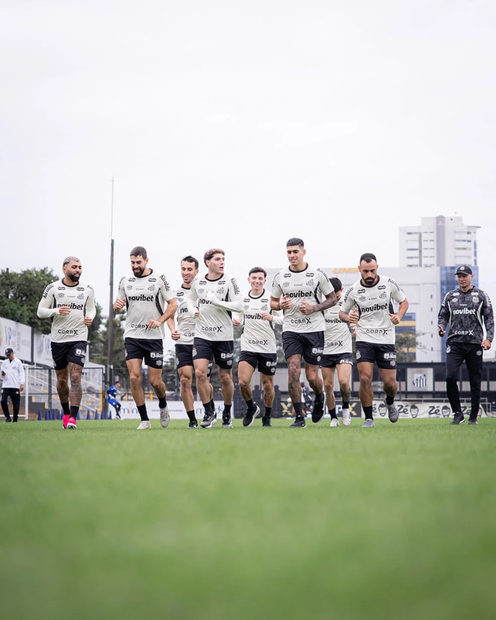 Elenco do Santos em treino no CT Rei Pelé — intertemporada em Portugal
