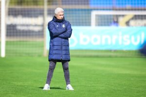 Luís Castro em treinamento do Grêmio