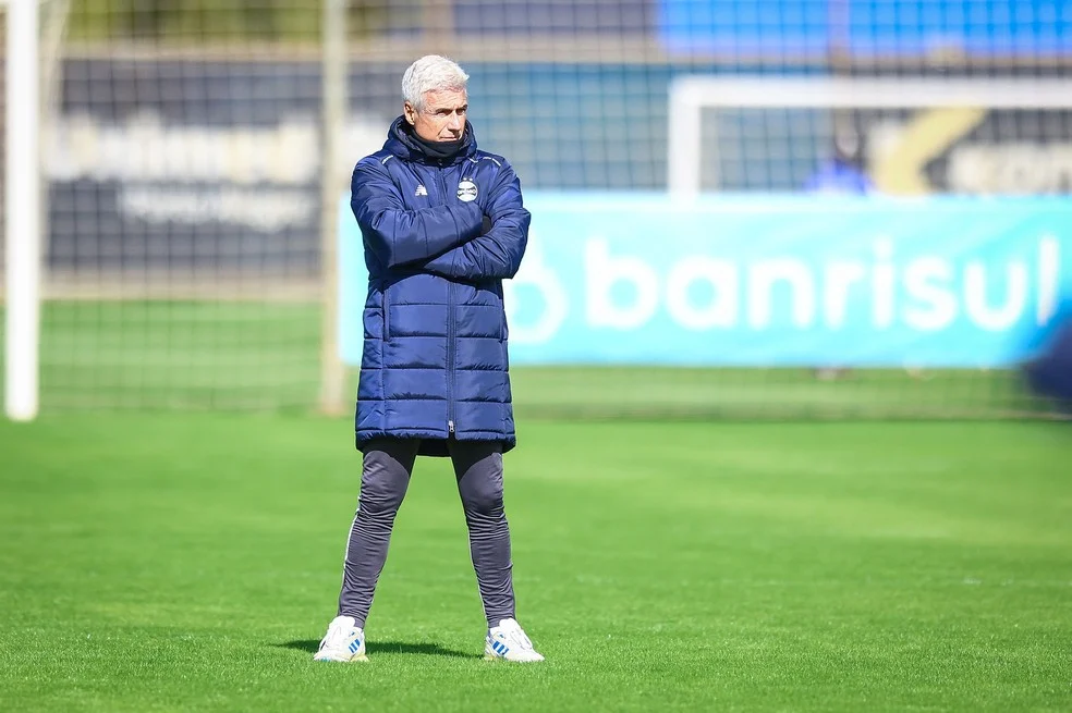 Luís Castro em treinamento do Grêmio