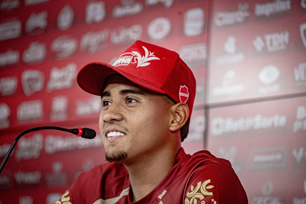 Nathan Camargo em ação pelo Vila Nova como lateral-direito