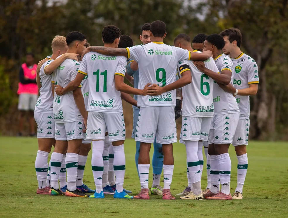 Cuiabá vence Juventude — comemoração no CT Manoel Dresch