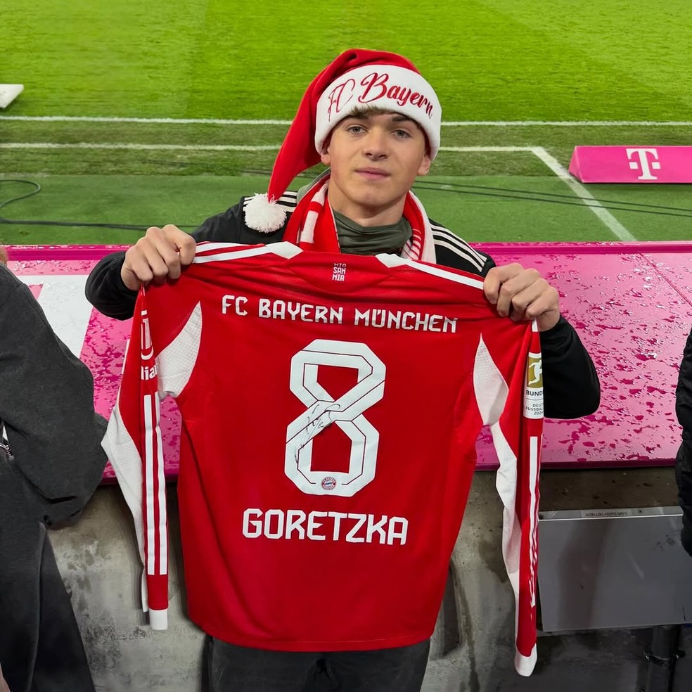 Torcedor Goretzka com a camisa do jogador