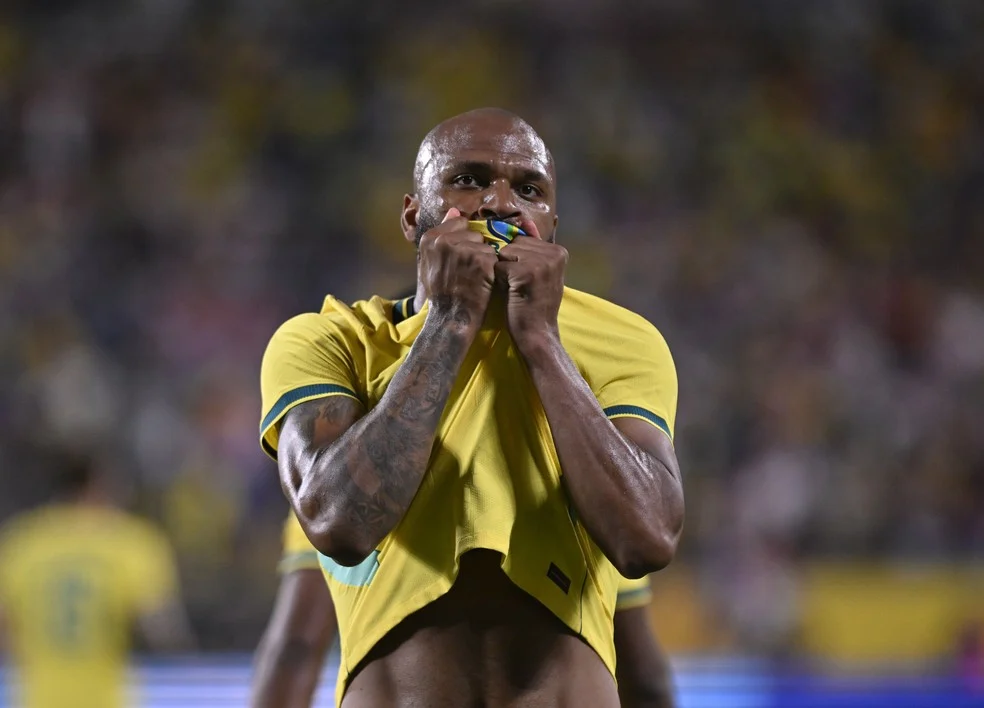 Igor Thiago comemorando pela seleção brasileira