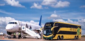 Avião de Leila Pereira e ônibus do Mirassol no primeiro voo internacional — internacionalização do aeroporto