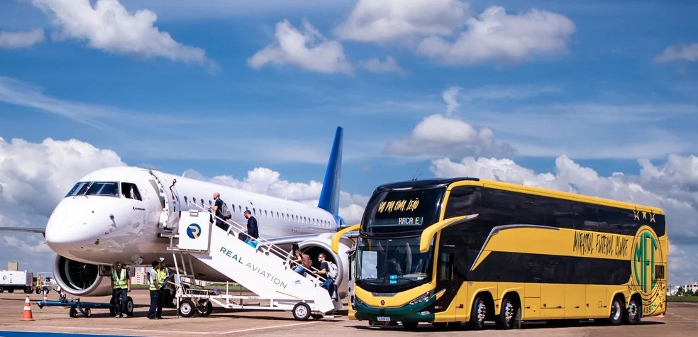Avião de Leila Pereira e ônibus do Mirassol no primeiro voo internacional — internacionalização do aeroporto