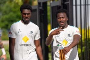 Nestory Irankunda e Mohamed Touré — atacantes refugiados da Austrália com a seleção