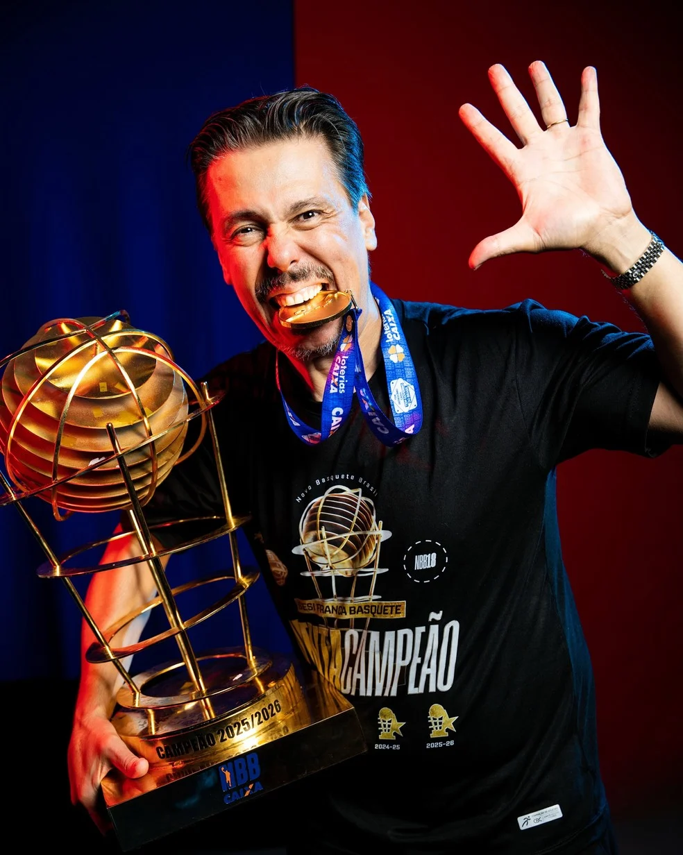 Helinho Garcia com a taça do penta do NBB no Pedrocão