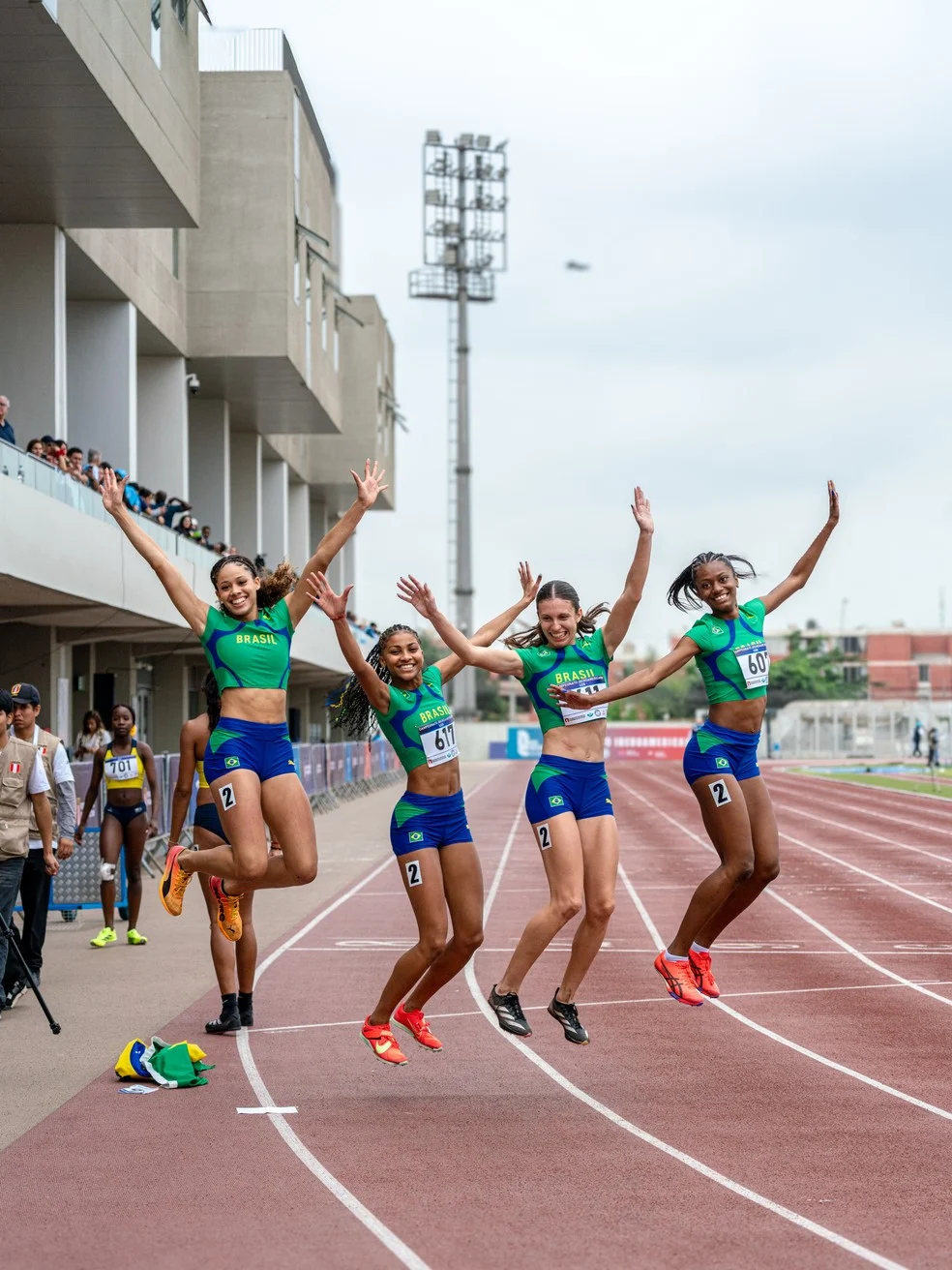 Victoria Campos no pódio com a seleção brasileira nos revezamentos
