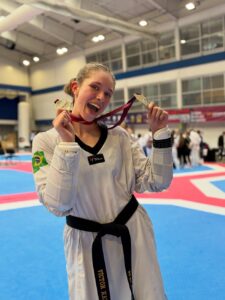 Sandy Macedo no pódio com medalha de ouro