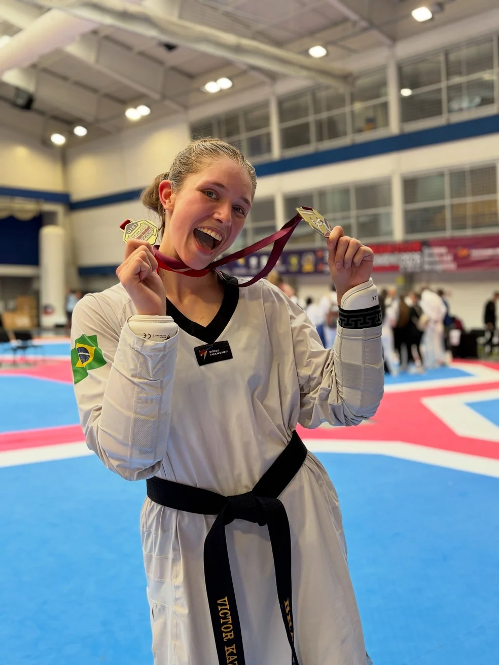 Sandy Macedo no pódio com medalha de ouro