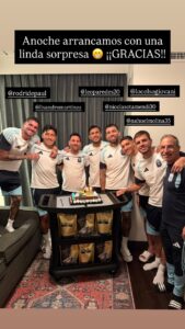 Messi com bolo durante festa surpresa na concentração da Argentina