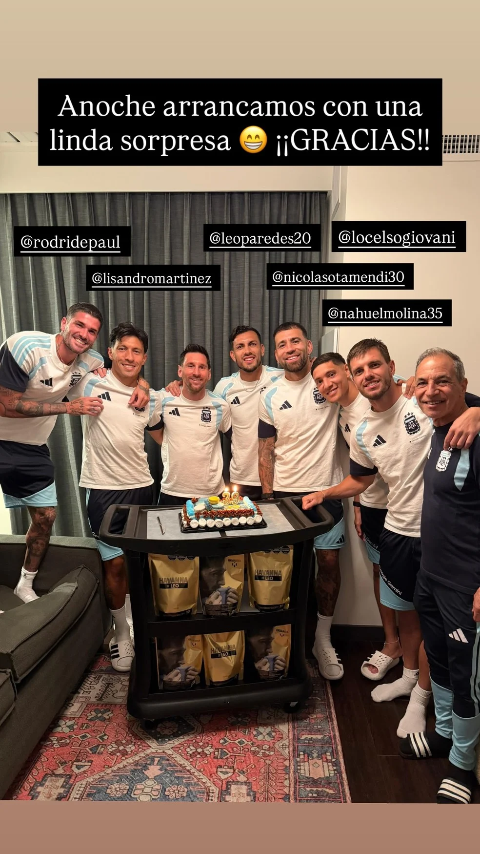 Messi com bolo durante festa surpresa na concentração da Argentina