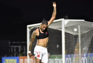 Fábio Gomes comemorando gol com a camisa do Vasco