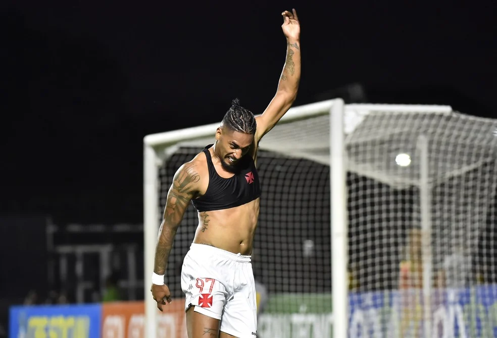 Fábio Gomes comemorando gol com a camisa do Vasco
