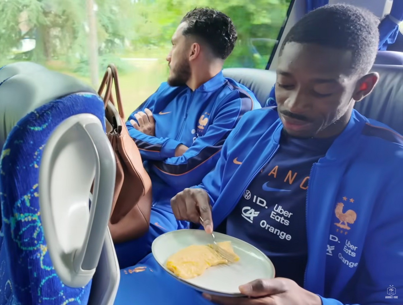 Dembélé comendo omelete dentro do ônibus da seleção francesa