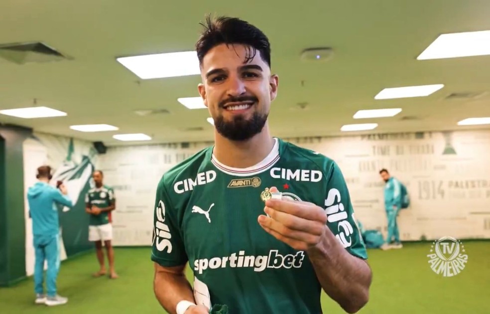 Flaco López recebe broche do Palmeiras por convocação à Copa do Mundo