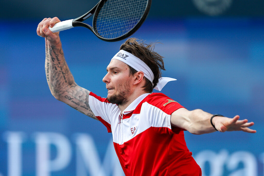 Alexander Bublik em Stuttgart sacando - Bublik em Stuttgart