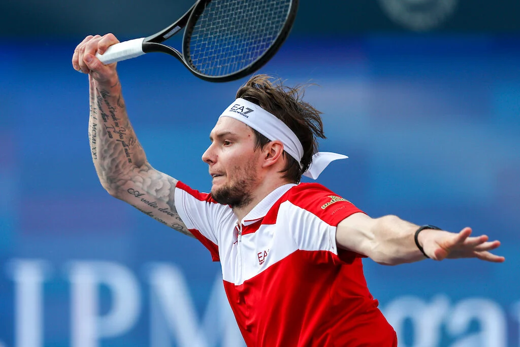 Alexander Bublik em Stuttgart sacando - Bublik em Stuttgart