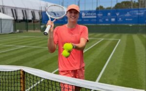 Swiatek em Manacor treinando para defender título em Wimbledon