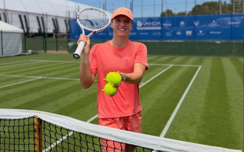 Swiatek em Manacor treinando para defender título em Wimbledon