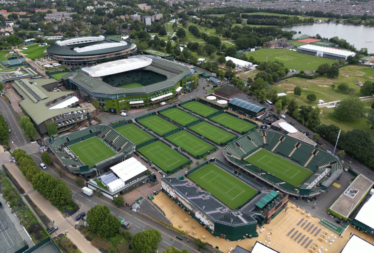 Centro do All England Club com quadra e público - premiação Wimbledon 2026