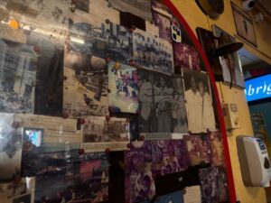 Foto de Pelé e autógrafo no bar mais antigo de Curaçao
