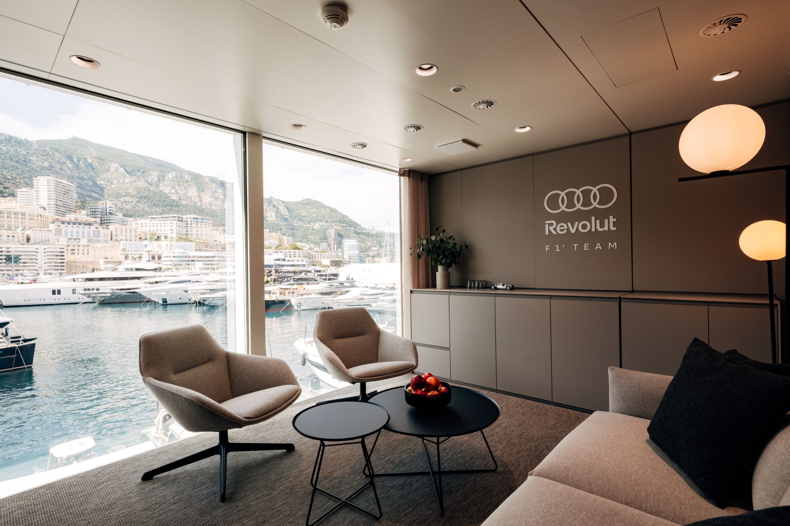 Motorhome moderno da Audi no paddock da Fórmula 1 em Mônaco